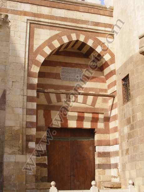 المدخل يعلوة لوحة تذكارية عن نشأة المسجد