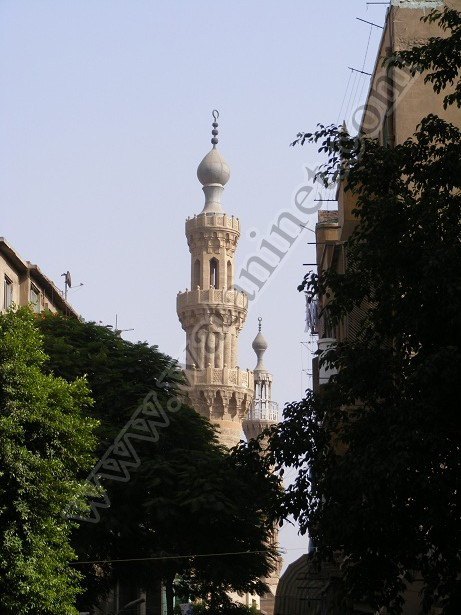منارة المسجد الازرق ويظهر خلفها منارة مسجد الماردينى