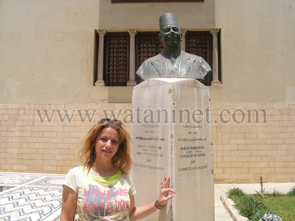 المحررة امام تمثال نصفى لسميكة باشا مؤسس المتحف القبطى