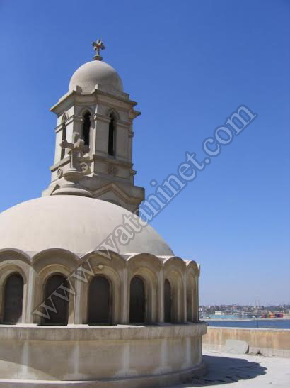 احدى منارات وقبة كنيسة مارجرجس ويظهر خلفها نهر النيل