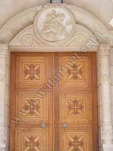 الباب الخشبة للكنيسة