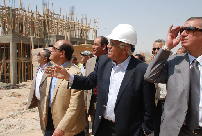 محافظ القاهرة يتفقد مشروعين بحي المقطم 4