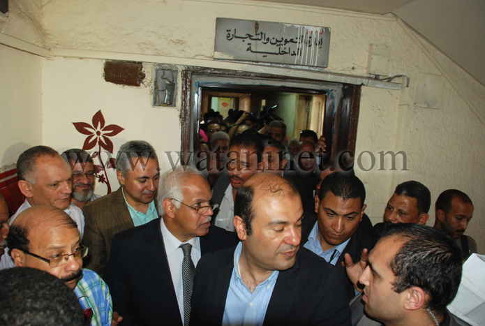 محافظ القاهرة خلال زيارته لسوق العبور