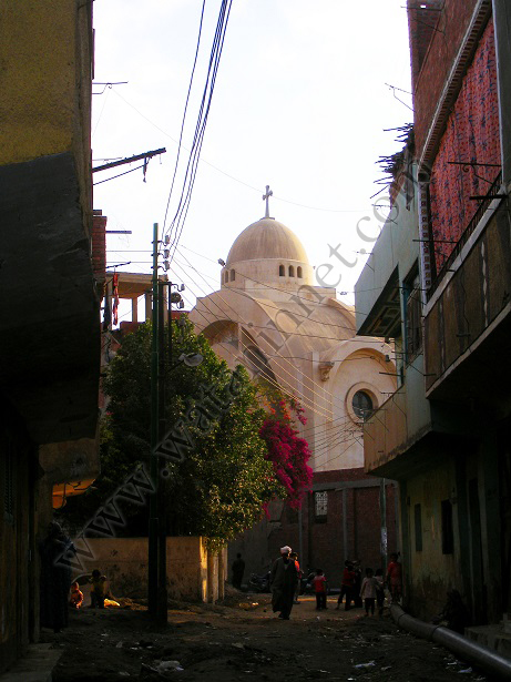 الطريق للكنيسة وسط القرية