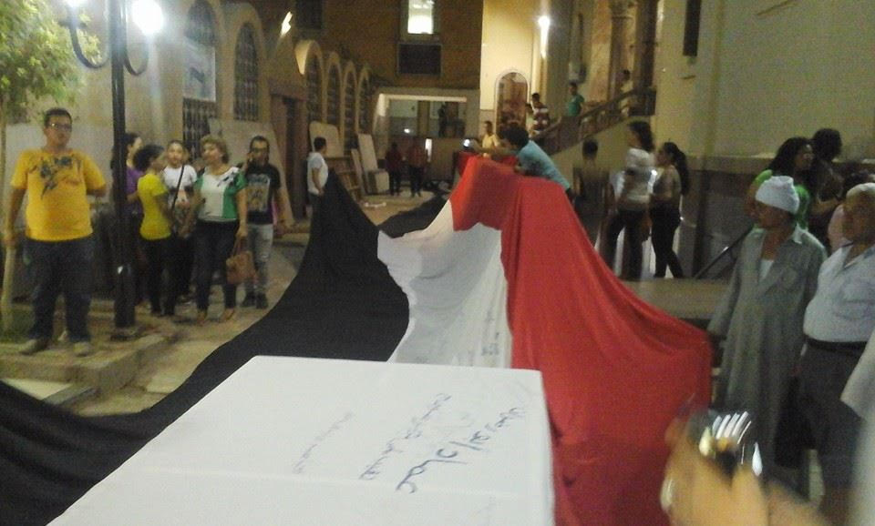 أقباط سوهاج يوقعون على أكبر علم لمصر