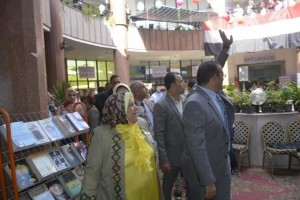 اقبال جماهيرى خلال افتتاح معرض جامعة المنصورة الخامس للكتاب1