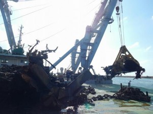 بالصور انتشال600 طن من حطام السفن الغارقة بميناء الاسكندرية3
