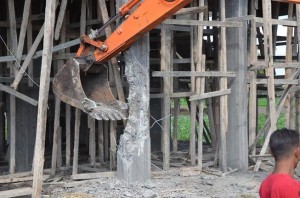 محافظ كفرالشيخ يشرف على إزالة مبنى مخالف على الأرض الزراعية1 - Copy