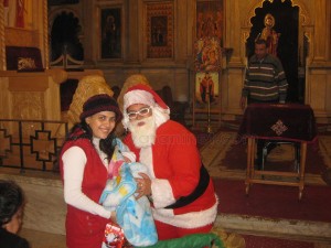 الأسرة السعيدة تحتفل بالكريسماس بالكاتدرائية المرقسية بالإسكندرية 8
