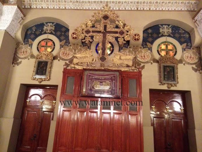 الصليب الذهبي الرائع القائم اعلي باب المدخل الرئيسي كتواصل و امتداد لبيت الله على مدار الأجيال