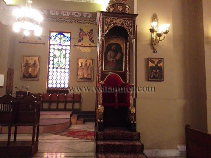 العرش البطريركي المذهب القابع يميناً في صحن كاتدرائية الروم الكاثوليك