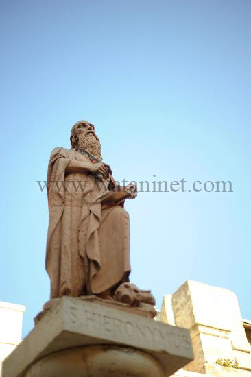 تمثال للقديس جيروم.