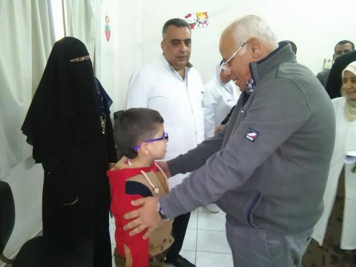 محافظ بورسعيد يمنح العاملين بمستشفى الرمد مكافأة عشرة الاف جنيه2