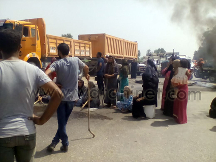 أهالى البكوات يقطعون طريق دمنهور - دسوق احتجاجا على انقطاع مياه الشرب (3)