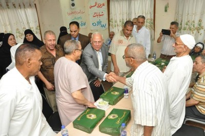 1 (3) محافظ بورسعيد يتناول الإفطار مع نزلاء دار المسنين في أول ايام عيد الفطر
