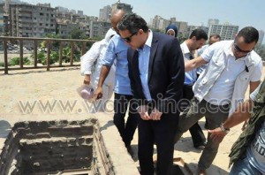 وزير الآثار يتفقد متحف ركن حلوان وسور مجرى العيون