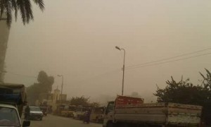 عاصفة رملية تجتاح المنيا تحجب الرؤية على الطرق