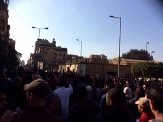 ارتفاع أصوات المصريين من أمام الكاتدرائية المرقسية1