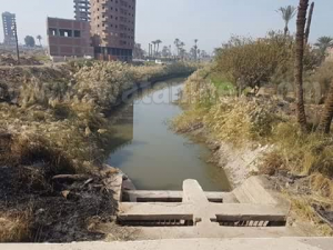 خفض مناسيب المياه بقنطرة مصب مصرف أبو تيج بأسوان