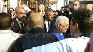 الرئيس الفلسطيني يًهنيء مطران القدس في كنيسة المهد2