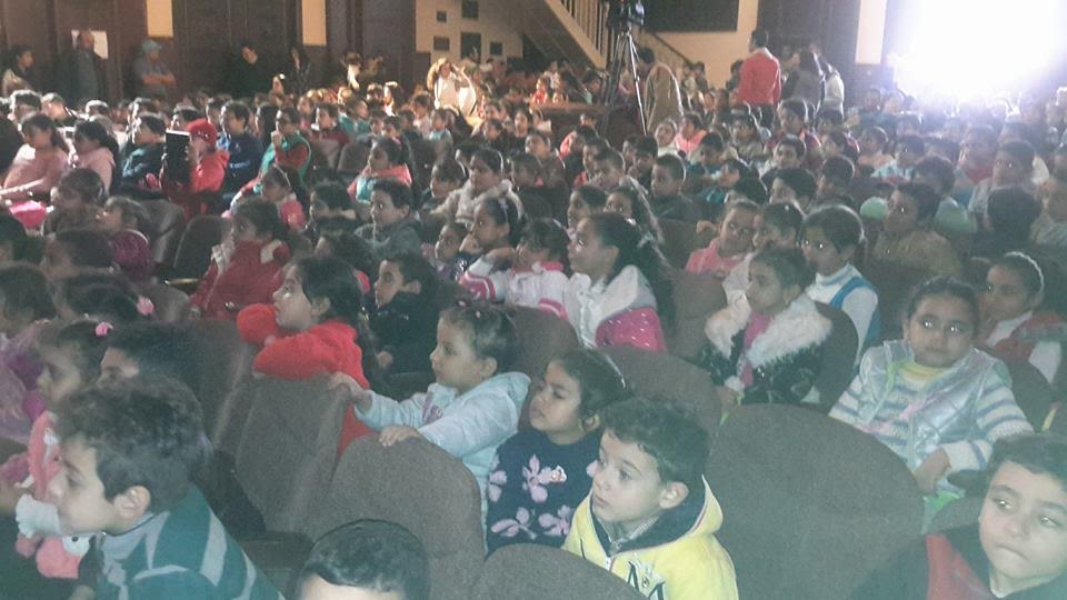 الأنبا رفائيل يشارك 1800 طفل فرحتهم في حفل مسرحي برمسيس(2)
