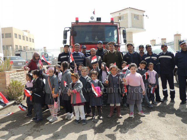 استقبال  أطفال الروضة بقسم الشرطة بخوذ الإطفاء وبأيديهم علم مصر (16)