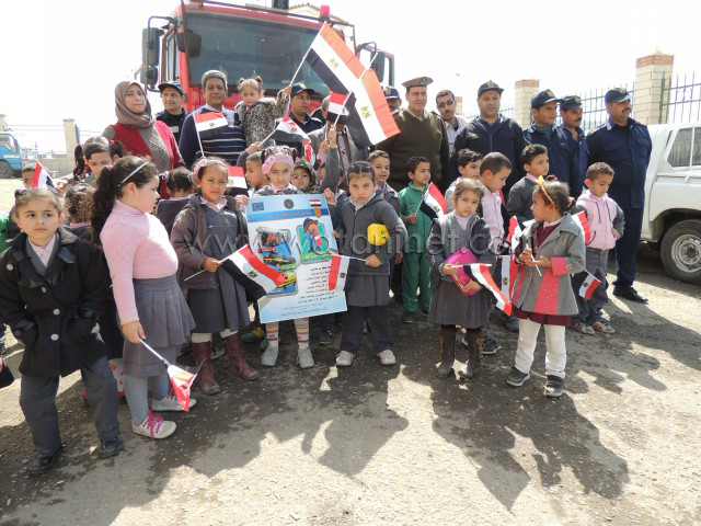 استقبال  أطفال الروضة بقسم الشرطة بخوذ الإطفاء وبأيديهم علم مصر (18)