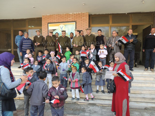 استقبال  أطفال الروضة بقسم الشرطة بخوذ الإطفاء وبأيديهم علم مصر (6)
