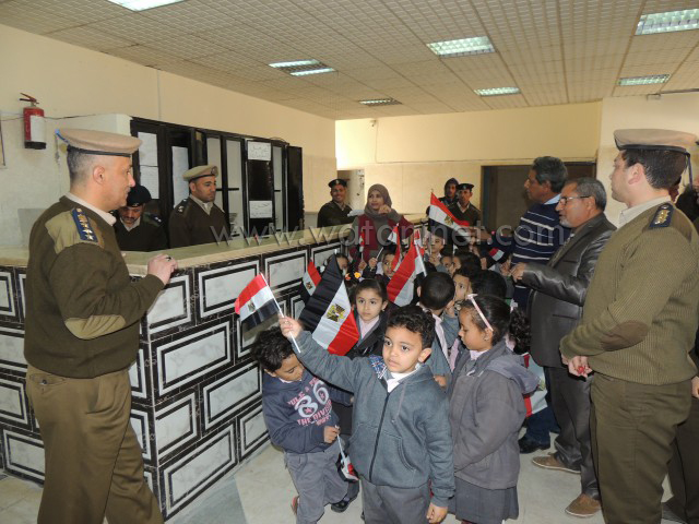 استقبال  أطفال الروضة بقسم الشرطة بخوذ الإطفاء وبأيديهم علم مصر (7)