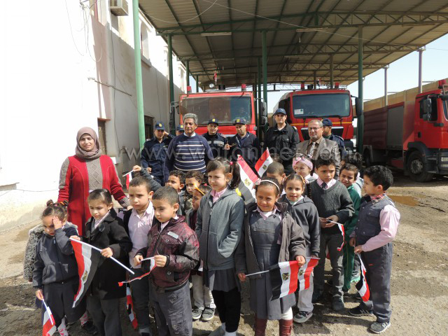 استقبال  أطفال الروضة بقسم الشرطة بخوذ الإطفاء وبأيديهم علم مصر (9)
