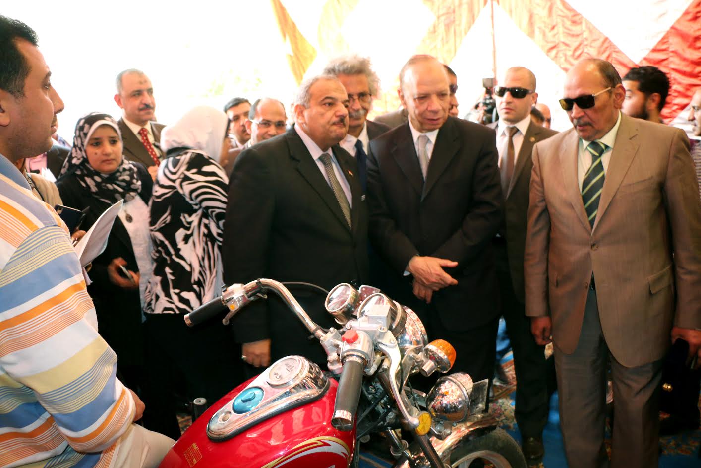 محافظ القاهرة يسلم 18 دراجة بخارية لذوى الاحتياجات الخاصة (2)