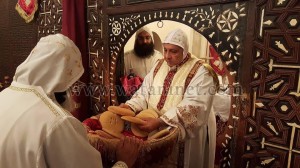 الأنبا بقطر يصلى قداس عيد الصليب بدير المحرق1