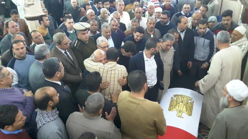 مدير أمن البحيرة يؤدي صلاة الجنازة على شهداء الشرطة بتفجير كنيسة الإسكندرية (23)
