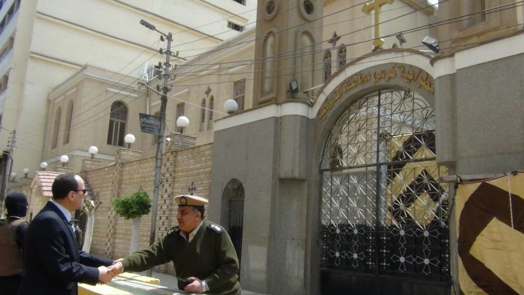بالصور.. مدير أمن المنوفية يتفقد الكنائس أثناء صلوات الجمعة العظيمة(4)