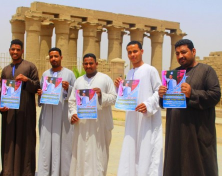  سلسة بشرية أمام معبد الأقصر لدعم  ممثل مصر في مسابقة أمير الشعراء (5)